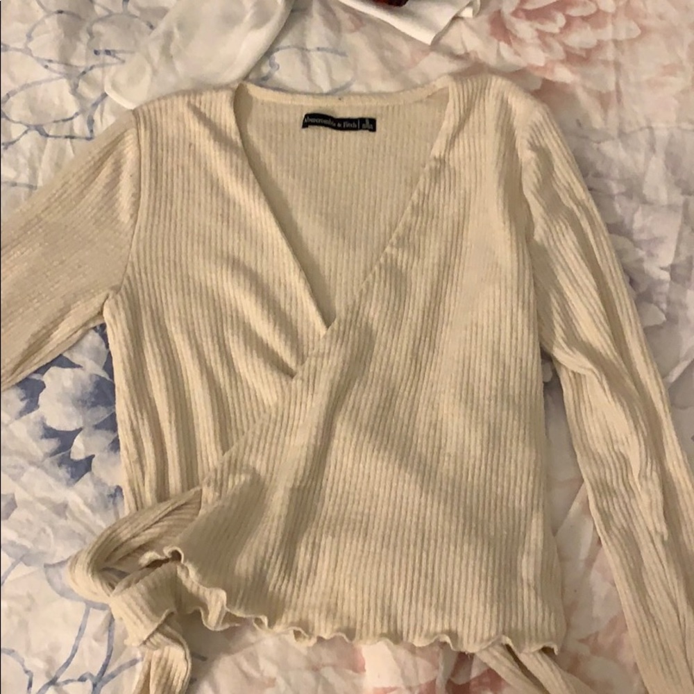 Abercrombie wrap top cream size small